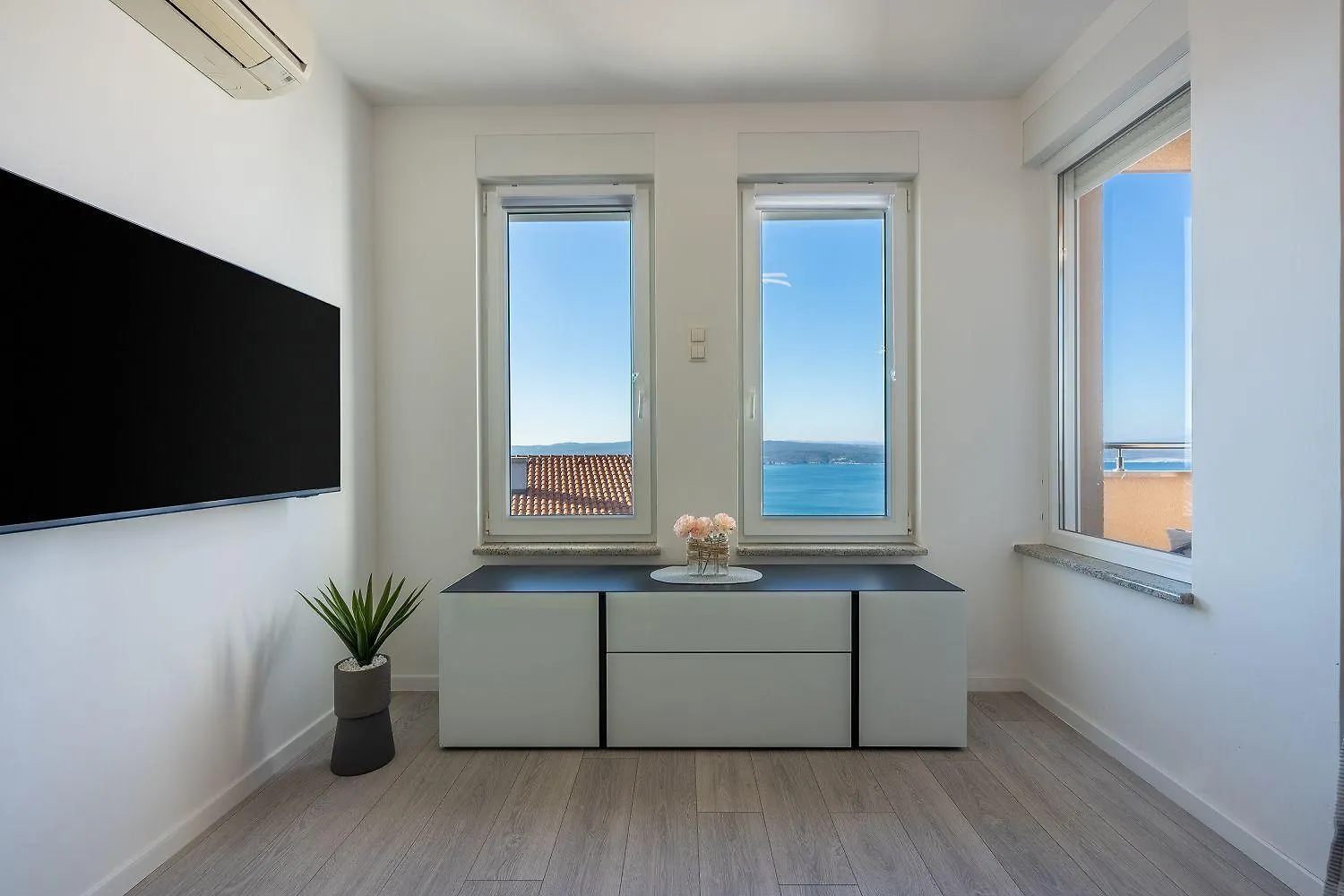 Lichtdurchflutetes Apartment Mit Meerblick, Privatem Balkon, Wifi, Privatparkplatz Crikvenica