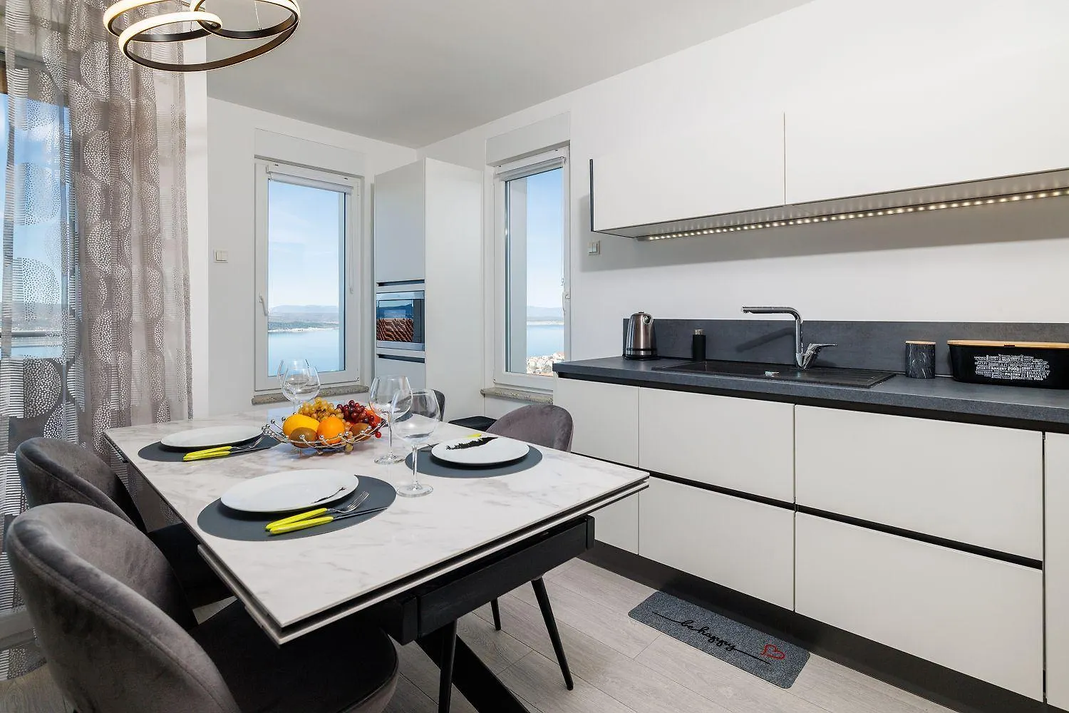 Lichtdurchflutetes Apartment Mit Meerblick, Privatem Balkon, Wifi, Privatparkplatz Crikvenica