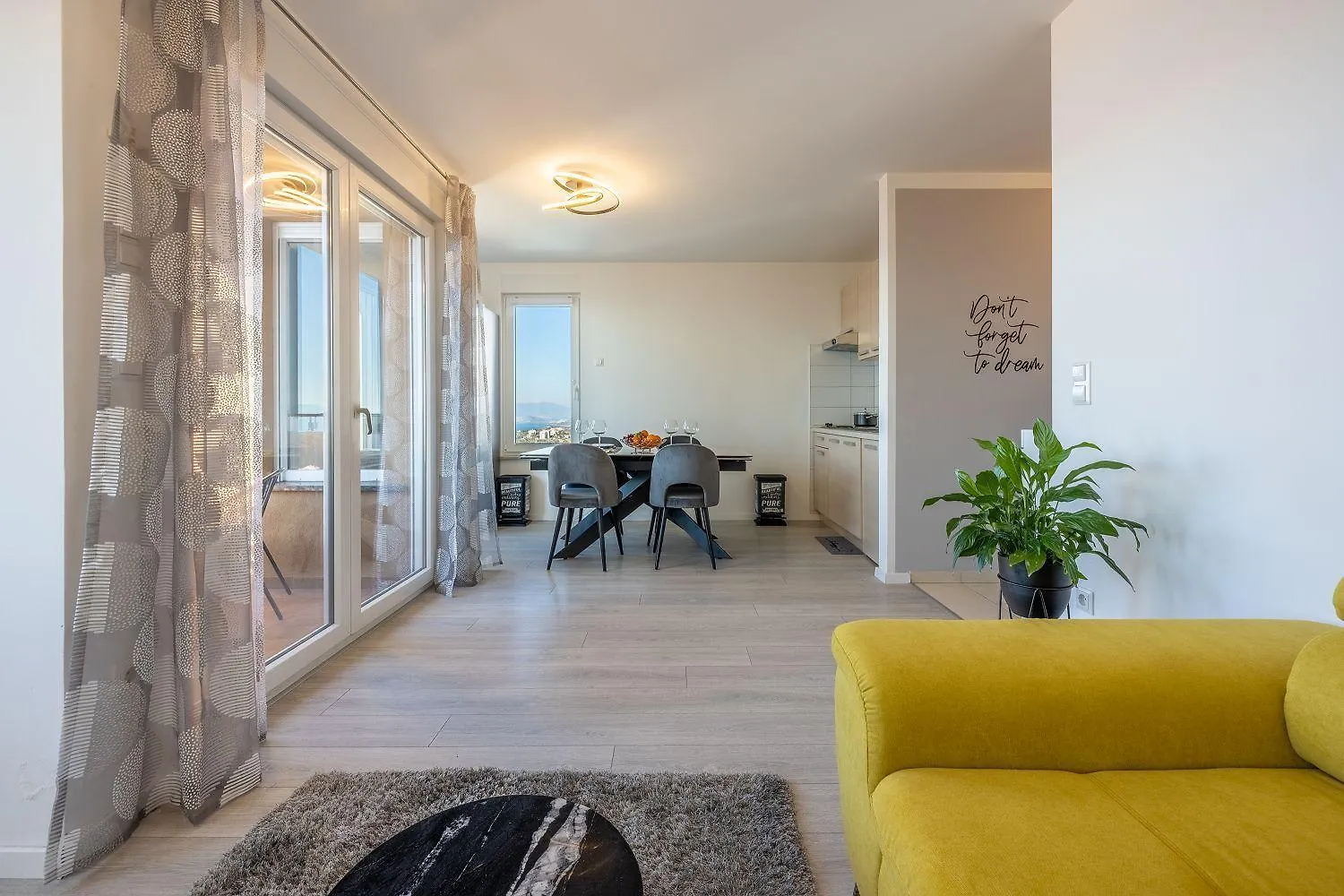 Lichtdurchflutetes Apartment Mit Meerblick, Privatem Balkon, Wifi, Privatparkplatz Crikvenica 0*,  Croatia