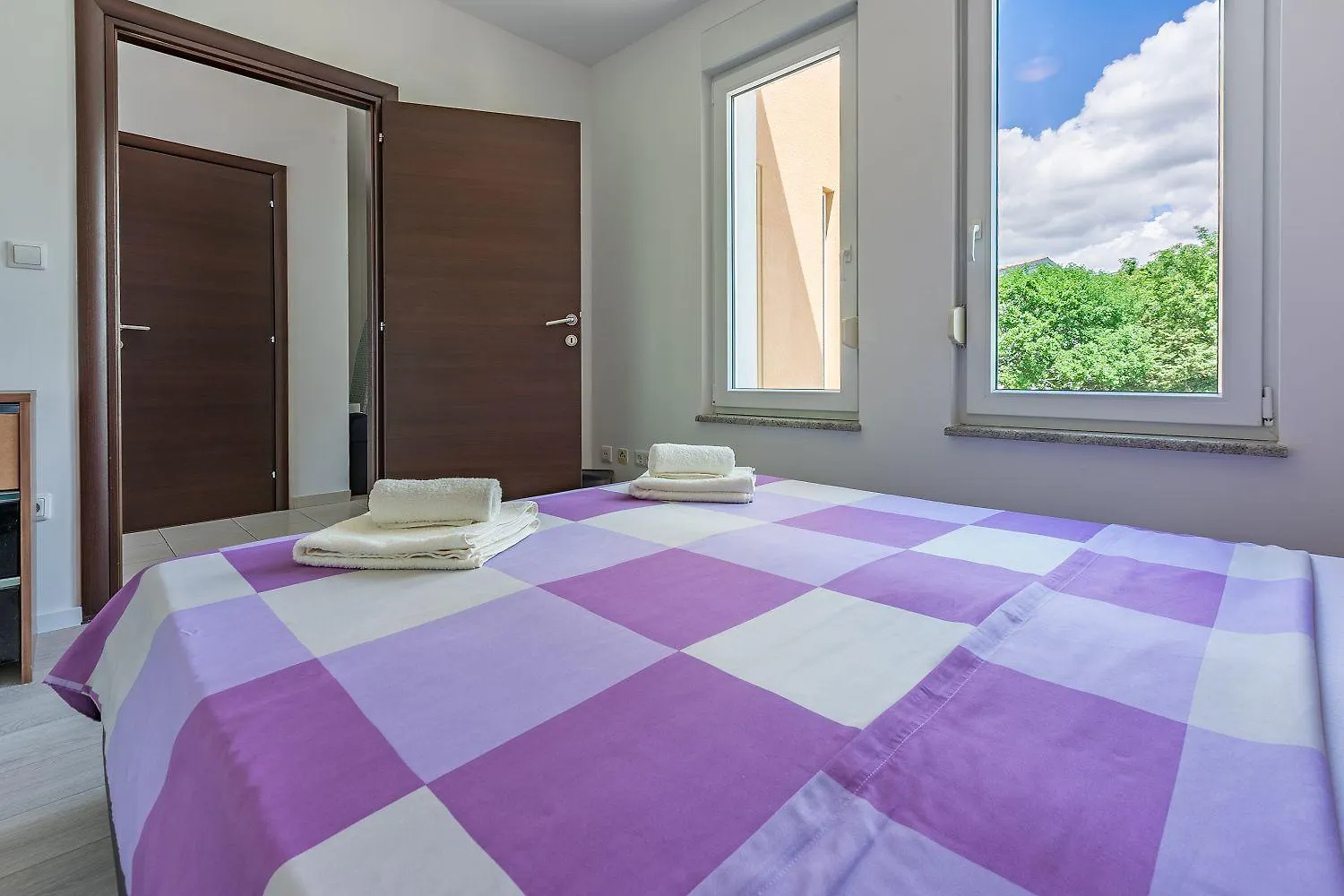 Lichtdurchflutetes Apartment Mit Meerblick, Privatem Balkon, Wifi, Privatparkplatz Crikvenica