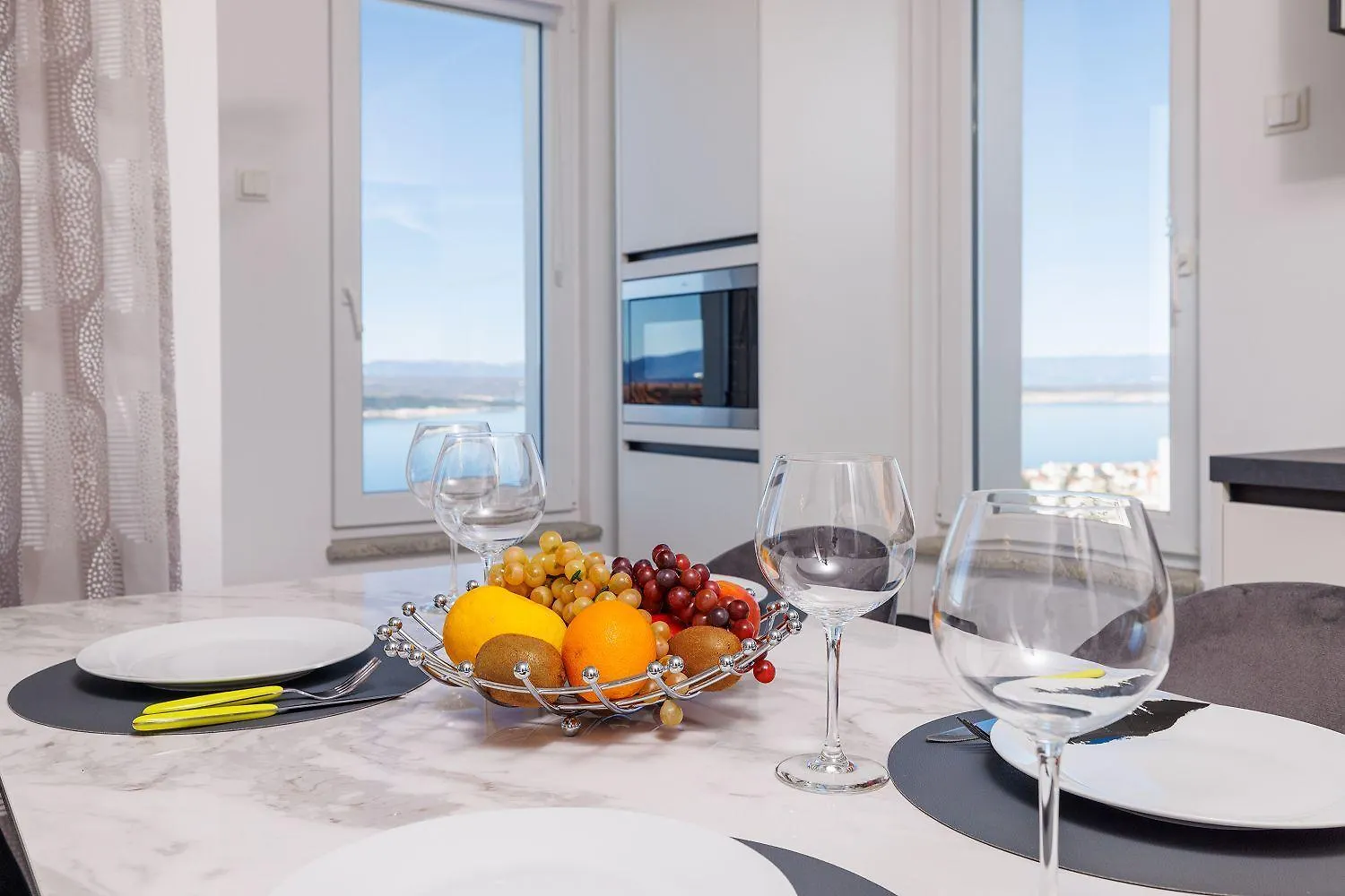 Lichtdurchflutetes Apartment Mit Meerblick, Privatem Balkon, Wifi, Privatparkplatz Crikvenica 0*,  Croatia