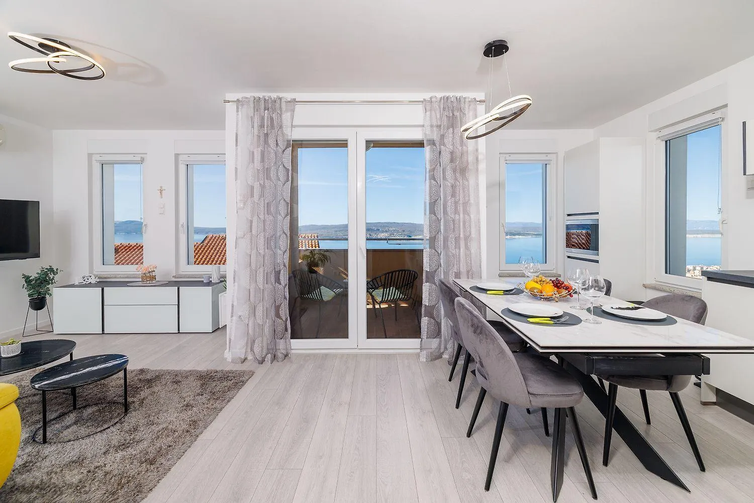 Lichtdurchflutetes Apartment Mit Meerblick, Privatem Balkon, Wifi, Privatparkplatz Crikvenica