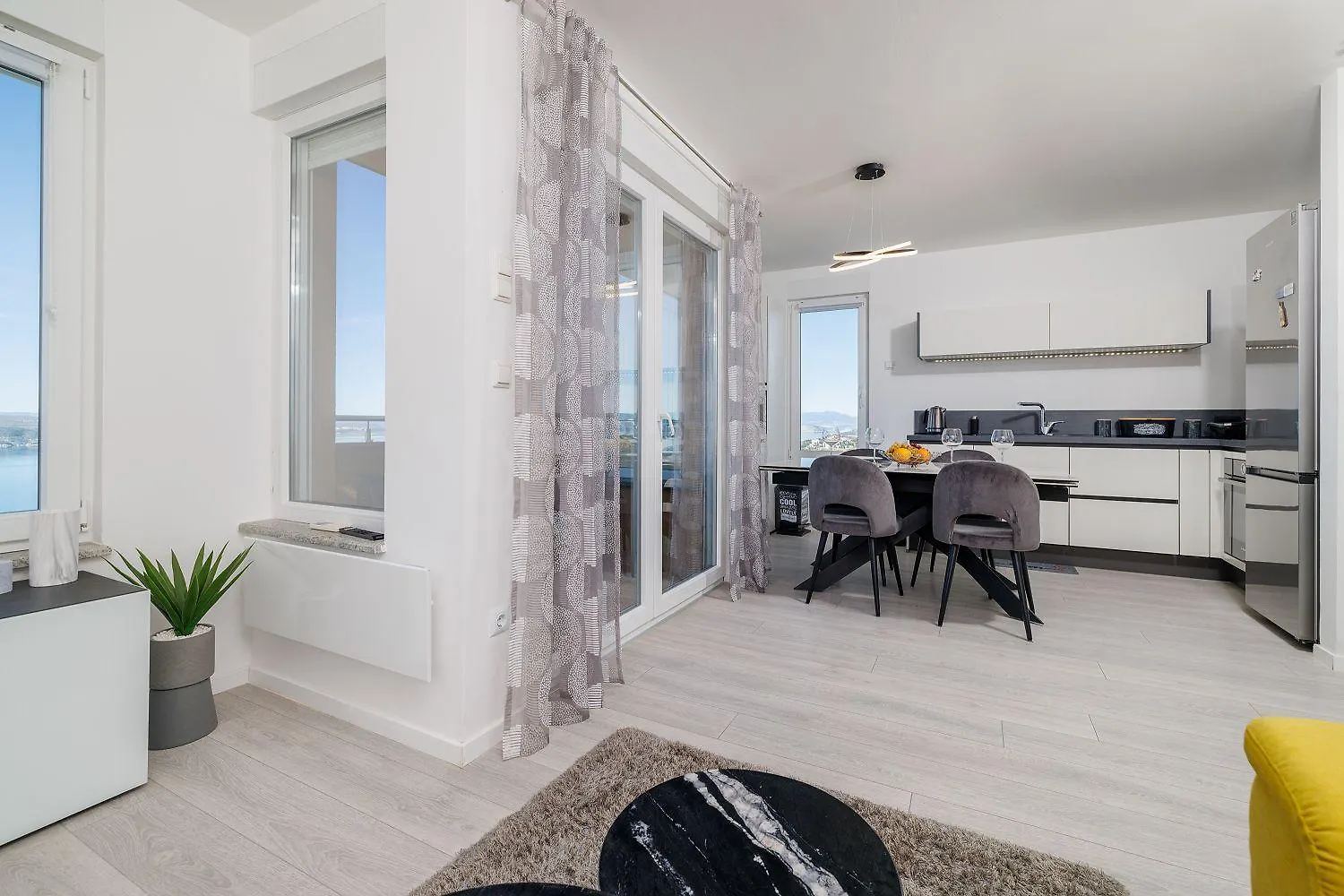 Lichtdurchflutetes Apartment Mit Meerblick, Privatem Balkon, Wifi, Privatparkplatz Crikvenica 0*,  Croatia