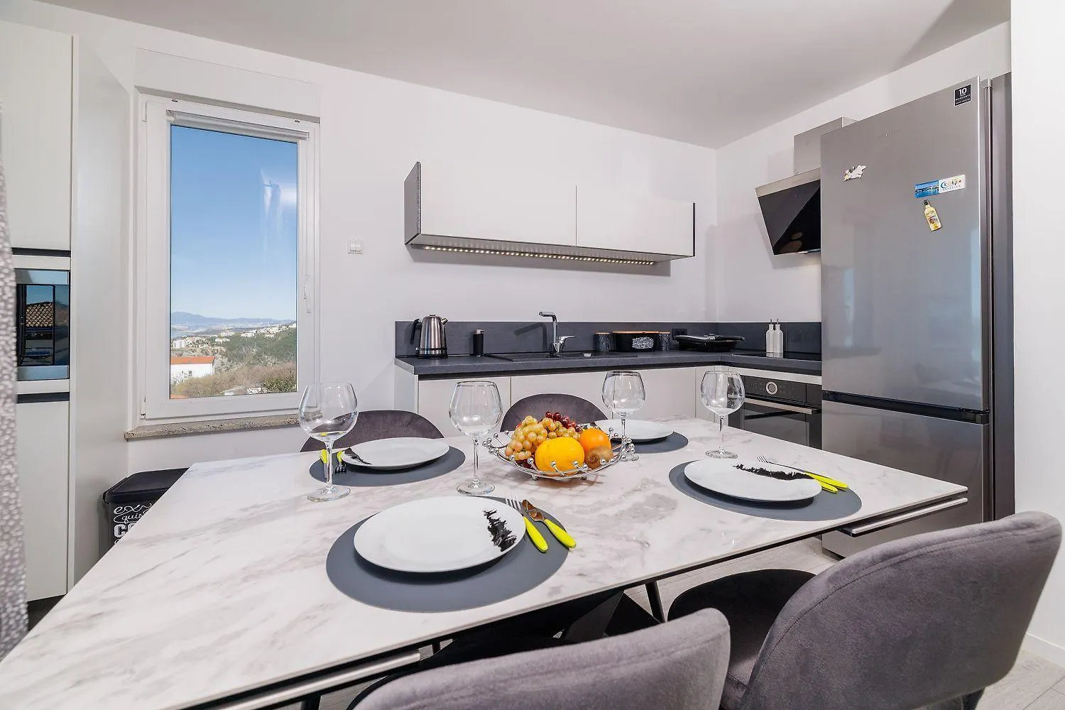 Lichtdurchflutetes Apartment Mit Meerblick, Privatem Balkon, Wifi, Privatparkplatz Crikvenica 0*,