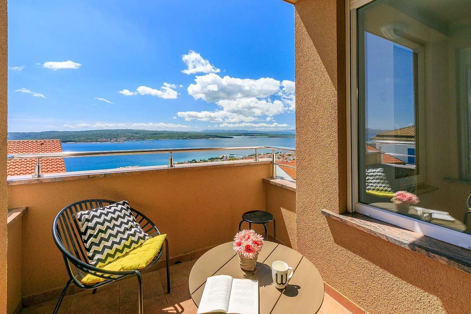 Lichtdurchflutetes Apartment Mit Meerblick, Privatem Balkon, Wifi, Privatparkplatz Crikvenica