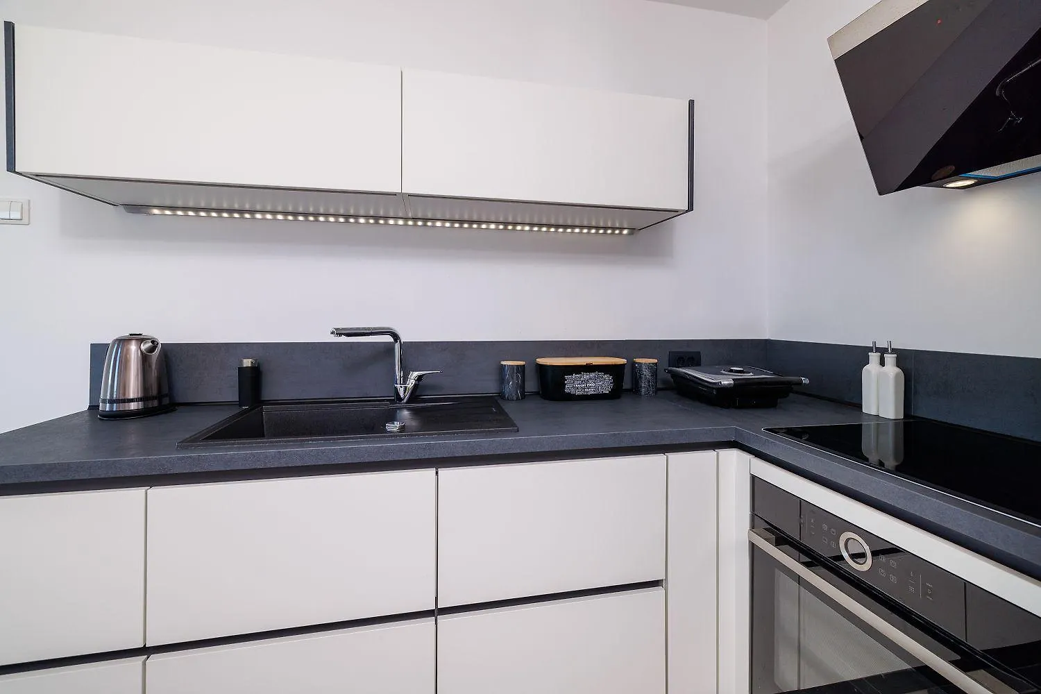 Lichtdurchflutetes Apartment Mit Meerblick, Privatem Balkon, Wifi, Privatparkplatz Crikvenica
