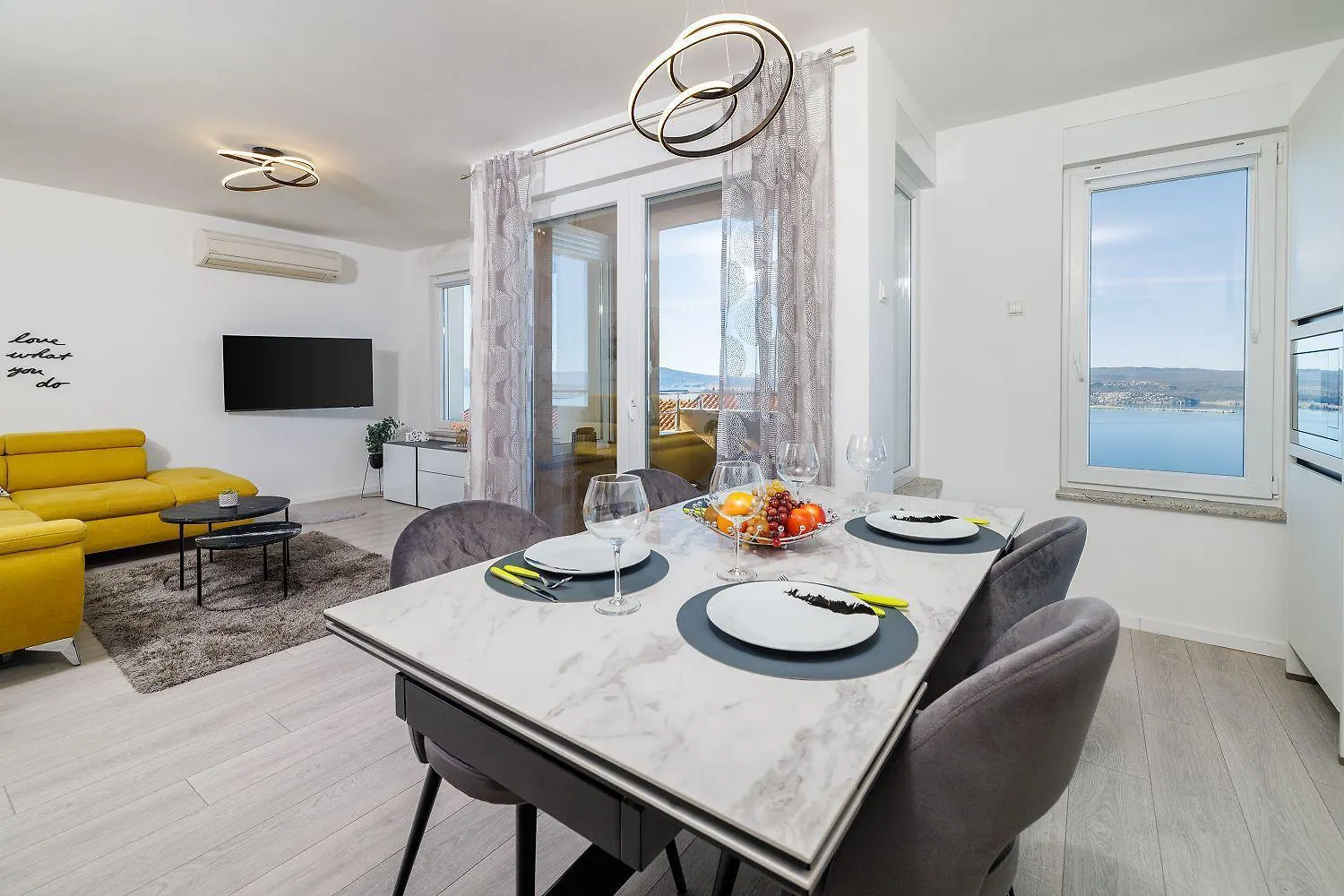 Lichtdurchflutetes Apartment Mit Meerblick, Privatem Balkon, Wifi, Privatparkplatz Crikvenica