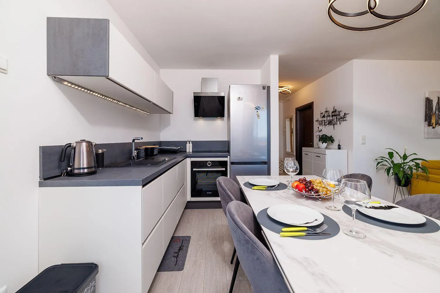 Lichtdurchflutetes Apartment Mit Meerblick, Privatem Balkon, Wifi, Privatparkplatz Crikvenica