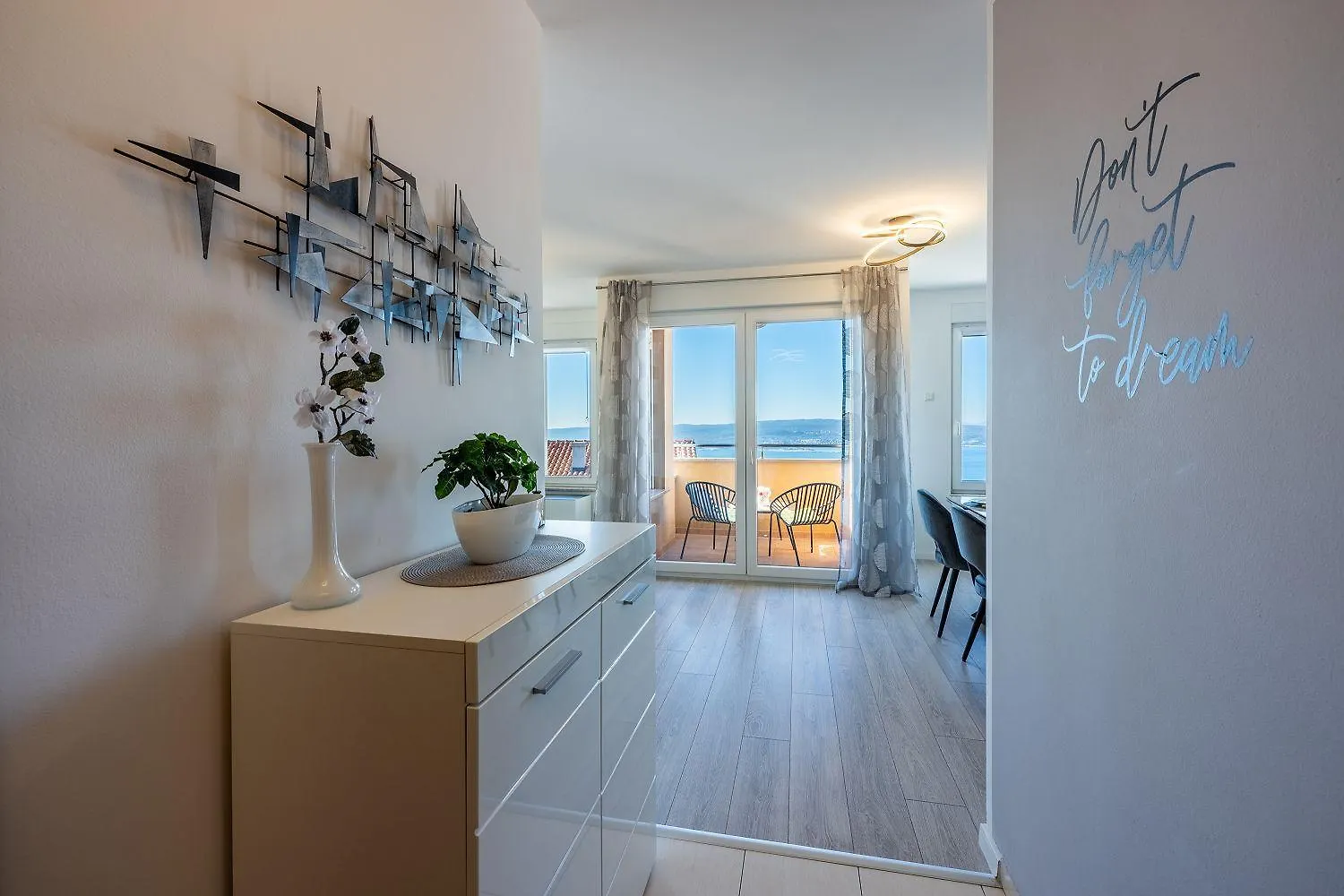 Lichtdurchflutetes Apartment Mit Meerblick, Privatem Balkon, Wifi, Privatparkplatz Crikvenica Croatia