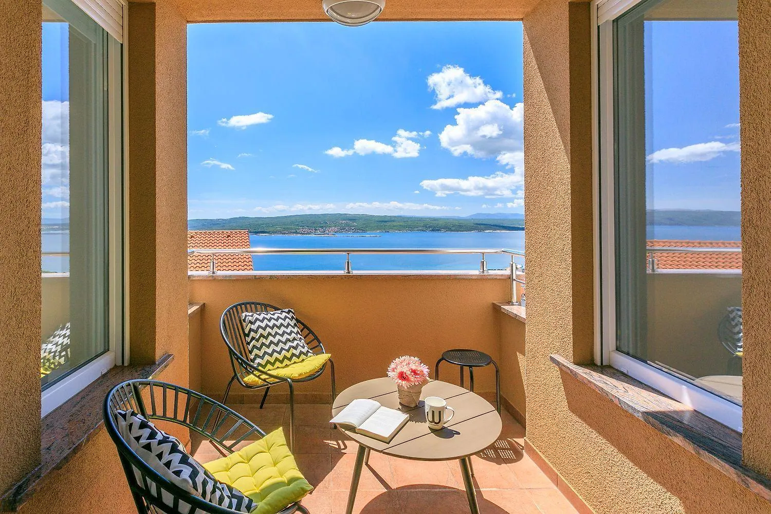 Lichtdurchflutetes Apartment Mit Meerblick, Privatem Balkon, Wifi, Privatparkplatz Crikvenica