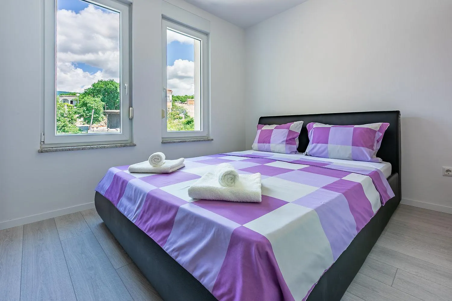 Lichtdurchflutetes Apartment Mit Meerblick, Privatem Balkon, Wifi, Privatparkplatz Crikvenica