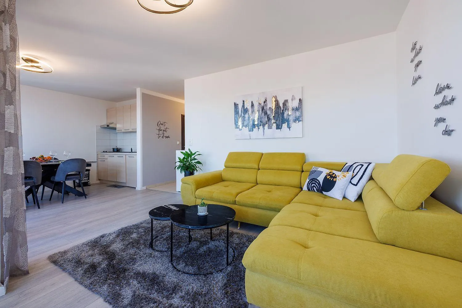Lichtdurchflutetes Apartment Mit Meerblick, Privatem Balkon, Wifi, Privatparkplatz Crikvenica