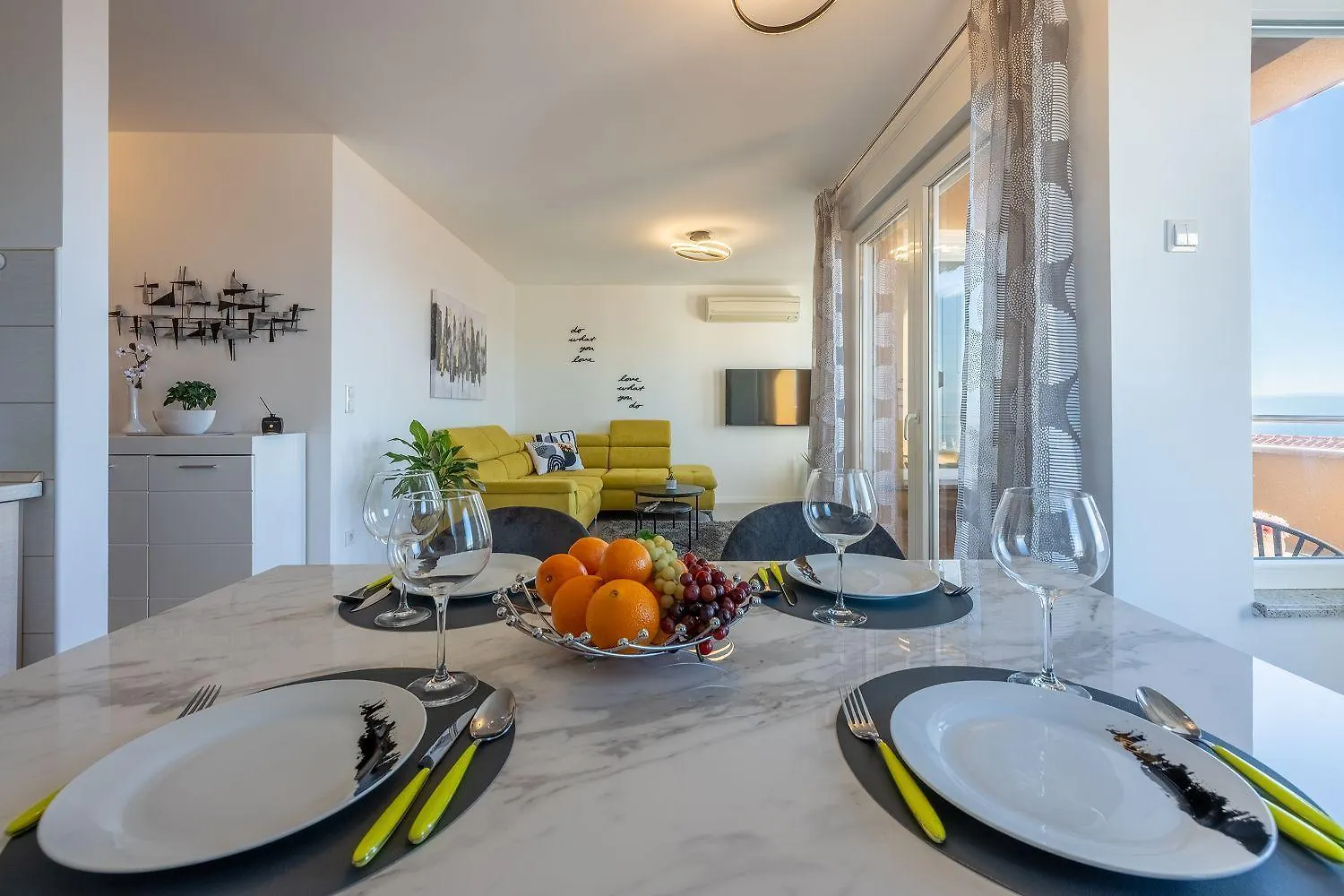Lichtdurchflutetes Apartment Mit Meerblick, Privatem Balkon, Wifi, Privatparkplatz Crikvenica