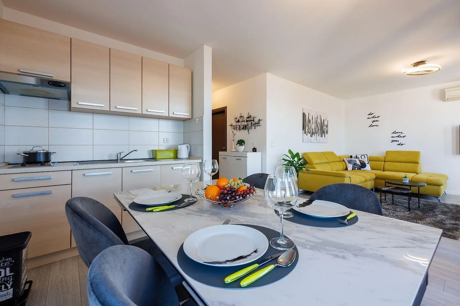 Lichtdurchflutetes Apartment Mit Meerblick, Privatem Balkon, Wifi, Privatparkplatz Crikvenica Croatia