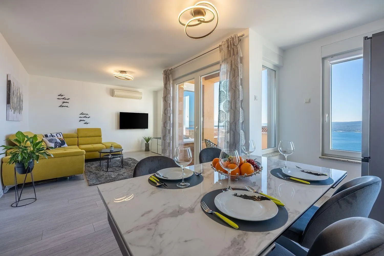 Lichtdurchflutetes Apartment Mit Meerblick, Privatem Balkon, Wifi, Privatparkplatz Crikvenica 0*,