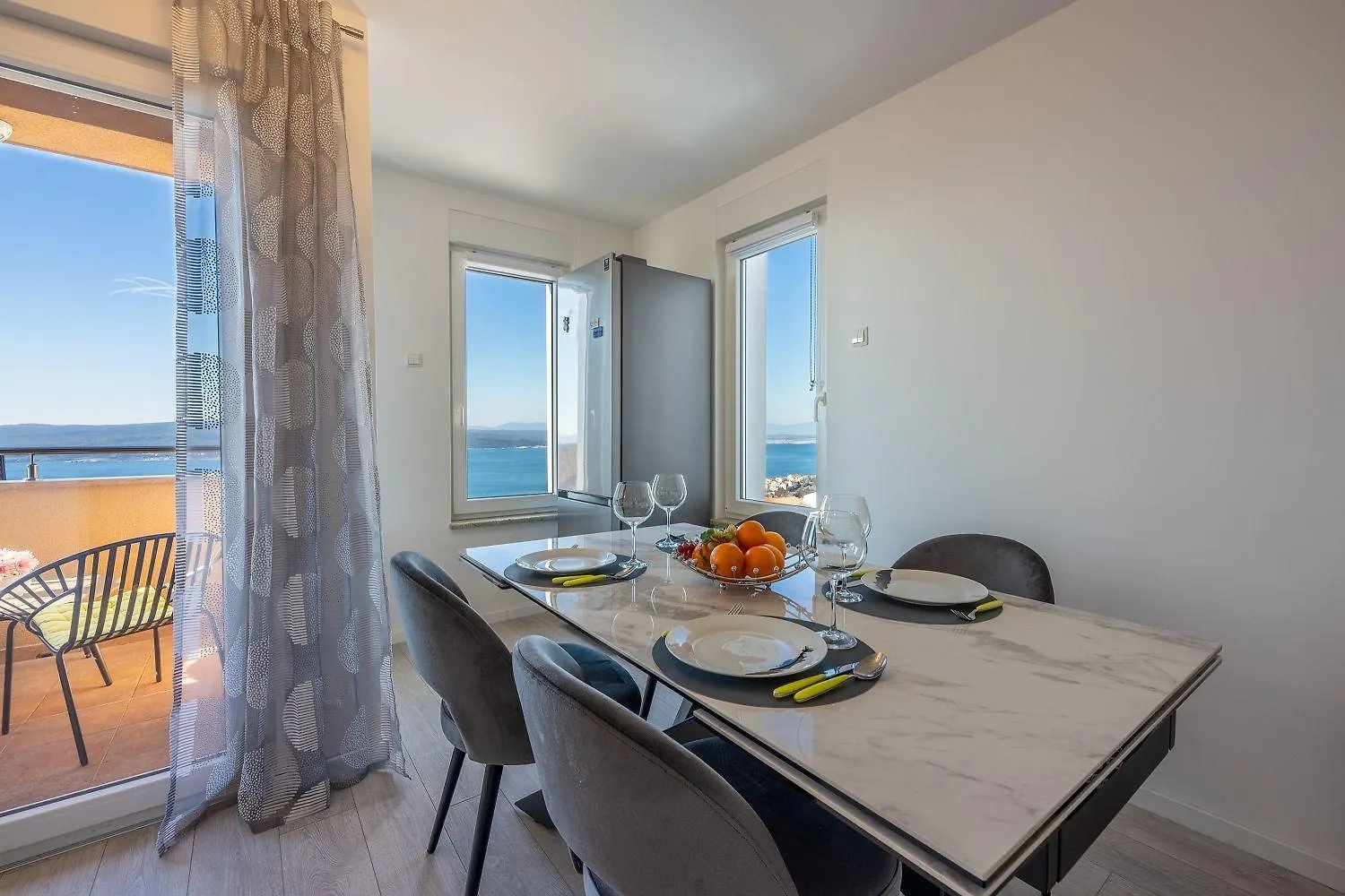 Lichtdurchflutetes Apartment Mit Meerblick, Privatem Balkon, Wifi, Privatparkplatz Crikvenica