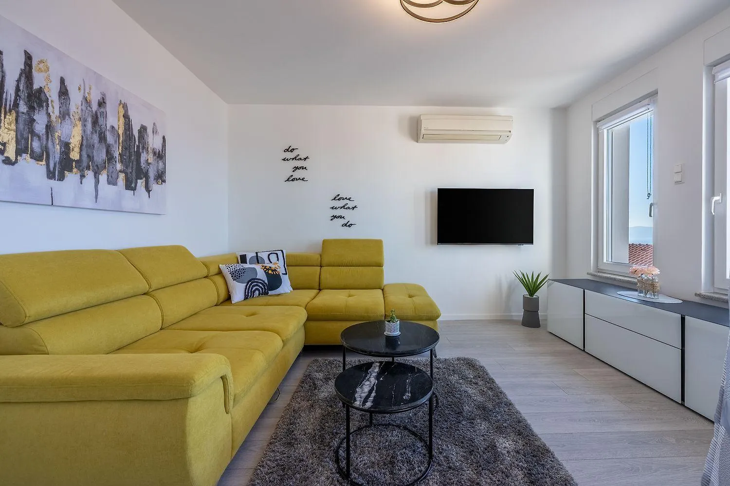 Lichtdurchflutetes Apartment Mit Meerblick, Privatem Balkon, Wifi, Privatparkplatz Crikvenica