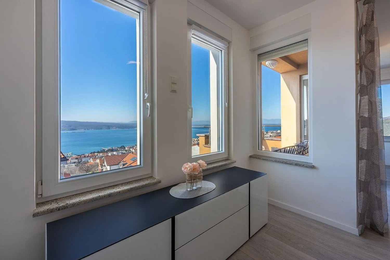 Lichtdurchflutetes Apartment Mit Meerblick, Privatem Balkon, Wifi, Privatparkplatz Crikvenica
