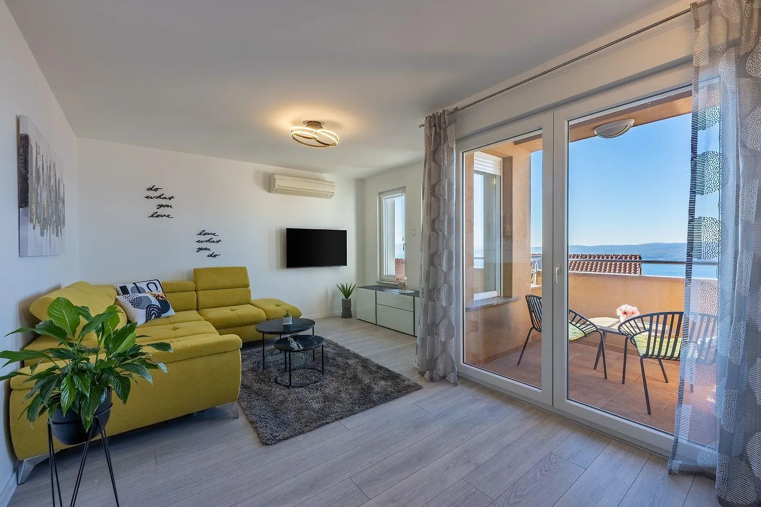 Lichtdurchflutetes Apartment Mit Meerblick, Privatem Balkon, Wifi, Privatparkplatz Crikvenica
