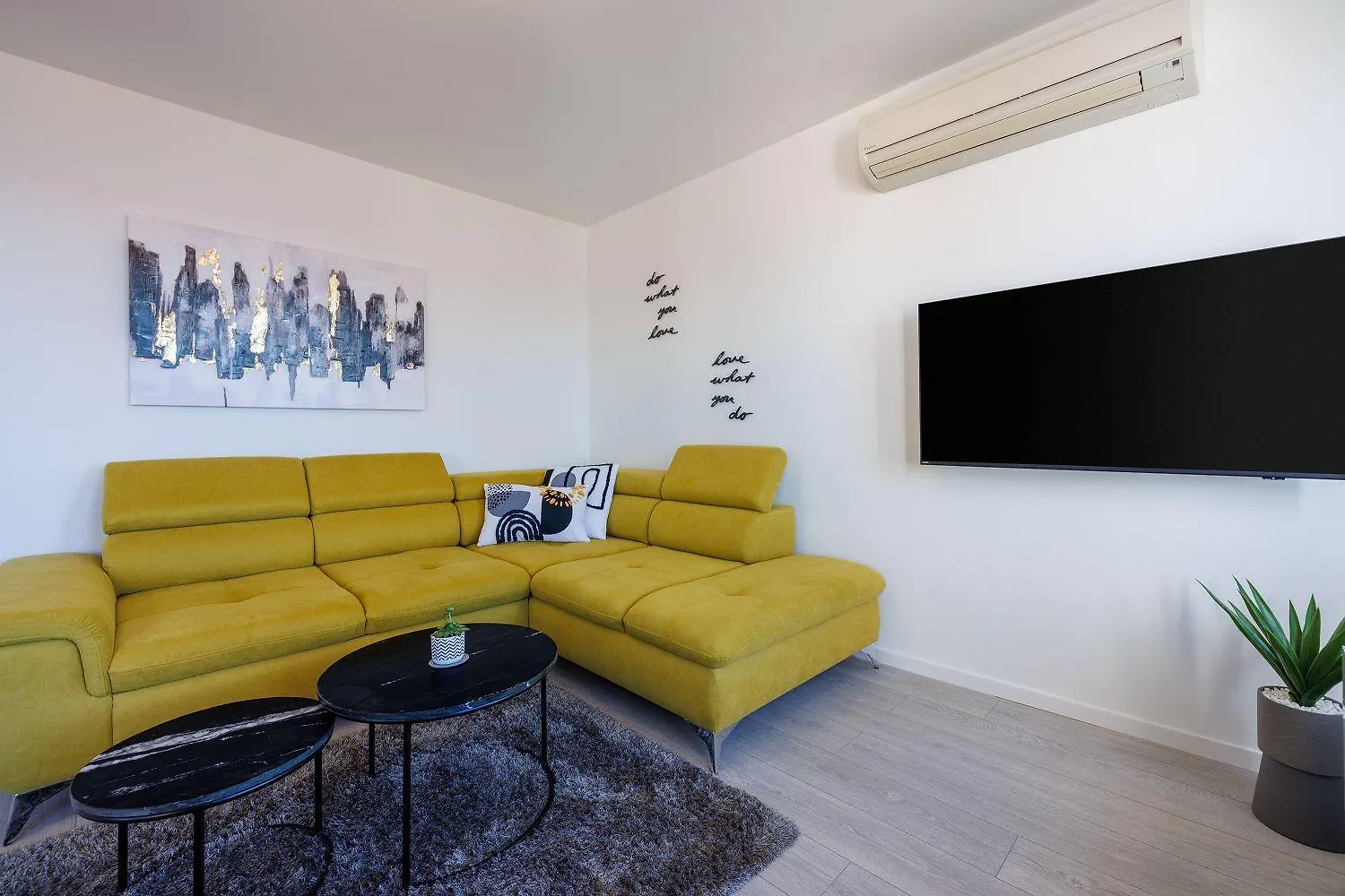 Lichtdurchflutetes Apartment Mit Meerblick, Privatem Balkon, Wifi, Privatparkplatz Crikvenica