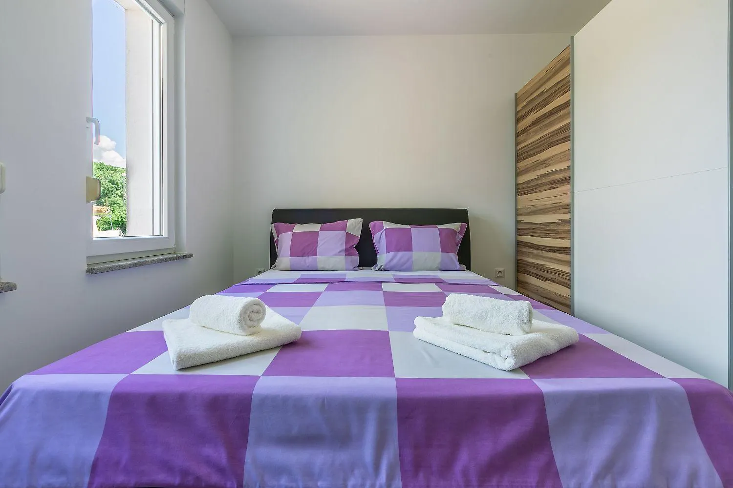 Lichtdurchflutetes Apartment Mit Meerblick, Privatem Balkon, Wifi, Privatparkplatz Crikvenica